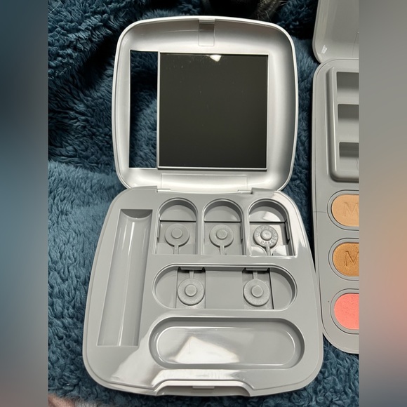 GUC Mary Kay Signature Refillable Compact Set (1 large FILLED & 1 medium EMPTY) - Picture 8 of 11